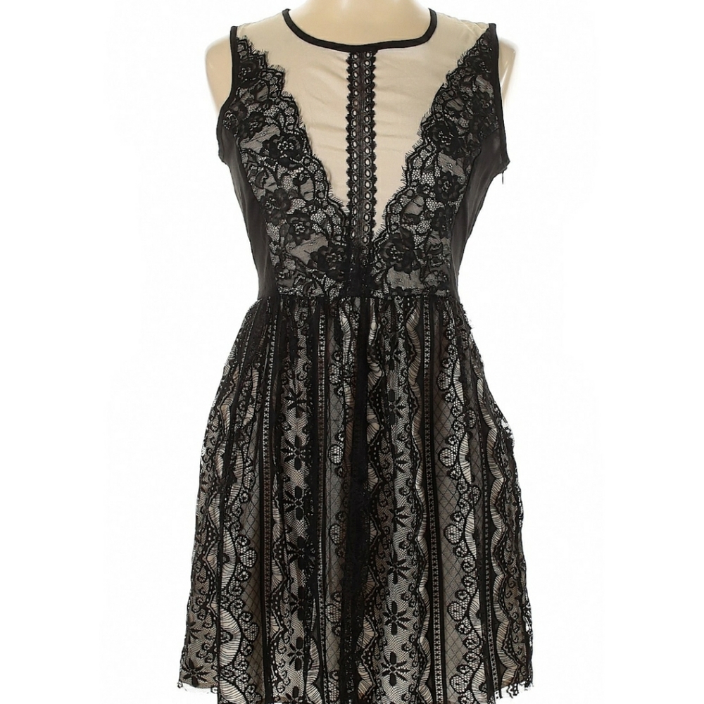 Monteau Cream w/Black Lace Sleeveless Dress